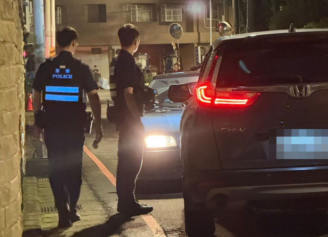 桃園市中壢區長春路261巷（5）日上演真實版「黑羊白羊過橋」戲碼！一輛小客車與休旅車在狹窄巷弄內狹路相逢，雙方駕駛誰也不讓誰，從下午4點一路僵持到晚間7點，整整對峙3小時。（翻攝社會事新聞影音）