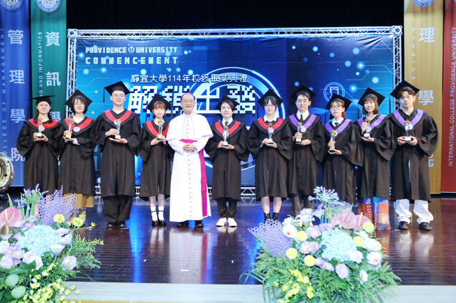 静宜大学董事长苏耀文主教以校训「进德修业」，勉励学生「成为地上的盐、和平的光」！(照片／静宜大学提供)