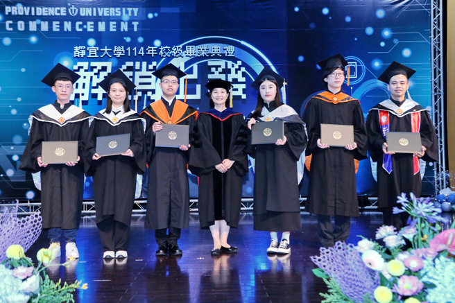 静宜大学校长林思伶期勉毕业生，忠于自我、坚定信仰、关怀世界、热爱生命。（照片／静宜大学提供）