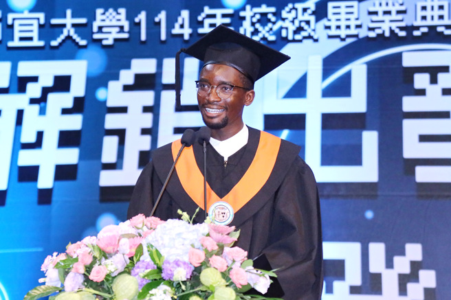 静宜大学来自乌干达的毕业生柯木吉代表国际学生致词。（照片／静宜大学提供）