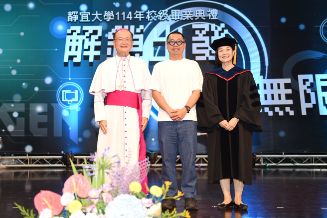 静宜大学毕业典礼邀请地方创生实践者何培钧(中)担任贵宾讲者。（照片／静宜大学提供）