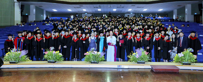 静宜大学7日举办毕业典礼，各系所师长为2,700多位毕业生正冠拨穗，献上最深的祝福！（照片／静宜大学提供）