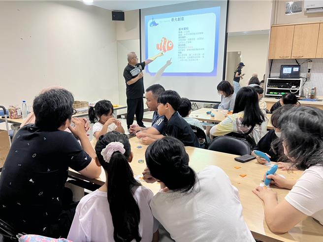 移民署台北市服務站舉辦3D列印筆體驗活動，邀請新住民家庭一同參與。（翻攝照片／林郁平台北傳真）