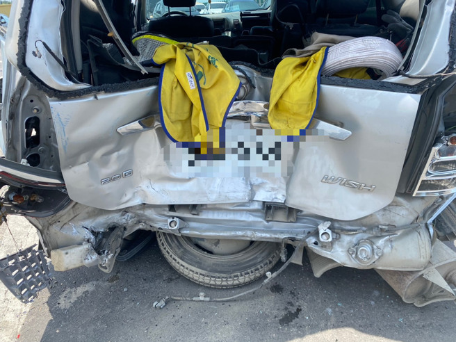 一名35岁陈姓男子驾驶小货车行经台61线北上东华路口时，疑似因未注意前方停等红灯的车辆，直接追撞前方2台自小客车，造成6人轻伤送医。（图警方提供／简铭柱翻摄）