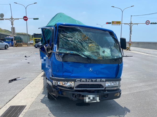 一名35岁陈姓男子驾驶小货车行经台61线北上东华路口时，疑似因未注意前方停等红灯的车辆，直接追撞前方2台自小客车，造成6人轻伤送医。（图警方提供／简铭柱翻摄）