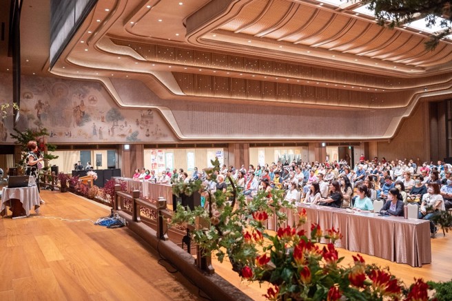 楊月娥場次，現場近400人聆聽，線上觸及人數達7000人 (圖/佛光山惠中寺提供)