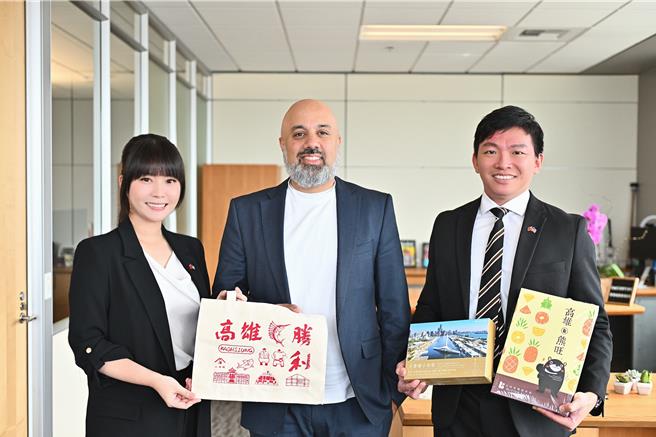 高市府访问团由行政暨国际处长张砚卿及教育局长吴立森率队，拜会姐妹市金郡副郡长卡兰・吉尔，及西雅图市府际关系办公室主任哈谢米与教育及早教处长夏培尔，积极促成教育合作。（高市府提供／纪爰高雄传真）