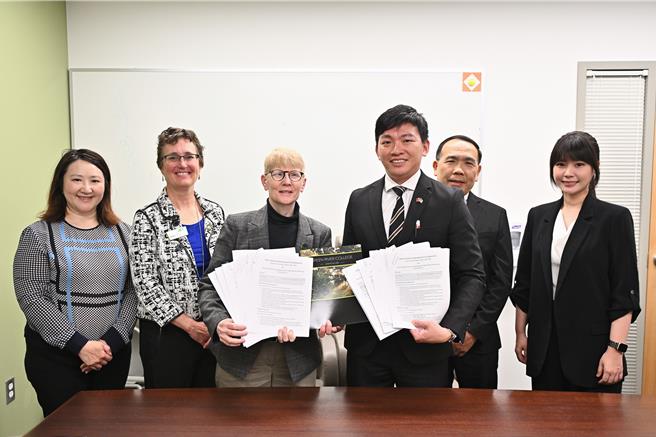 高市府访团见证位于华盛顿州金郡奥本市的绿河学院，与高雄市新庄高中、前镇高中、林园高中、仁武高中、中山高中及小港高中等6所学校签署教育交流意向书。（高市府提供／纪爰高雄传真）