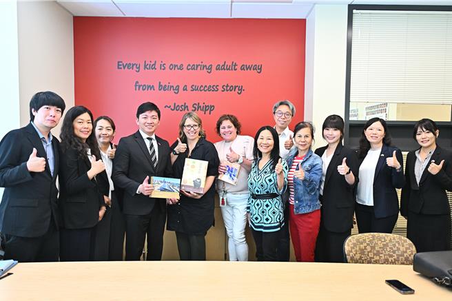 高市府访团参访金郡泰伊中学，并与西雅图公立学区校长、金郡贝尔维尤景美学区校长等教育人士就姐妹校合作形式交换意见。（高市府提供／纪爰高雄传真）