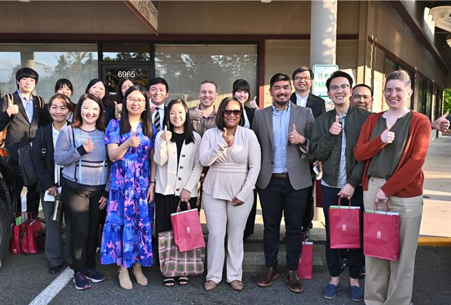 高市府访团参访金郡泰伊中学，并与西雅图公立学区校长、金郡贝尔维尤景美学区校长等教育人士就姐妹校合作形式交换意见。（高市府提供／纪爰高雄传真）