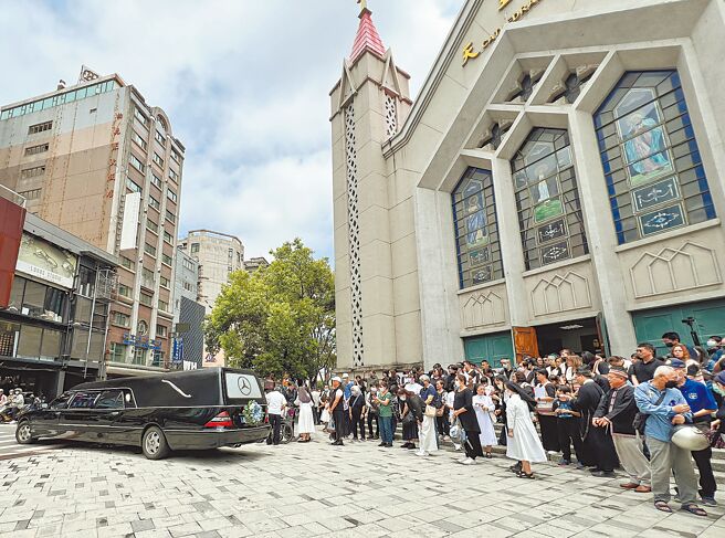 义大利修女赵秀容辞世，6月6日在新竹市圣母圣心主教座堂举办告别弥撒，近千人送行。（王惠慧摄）