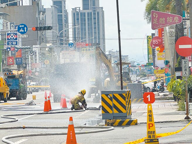 台南永康中正北路闹区瓦斯外泄14小时，终于在6日上午9点33分截断泄气点。（曹婷婷摄）