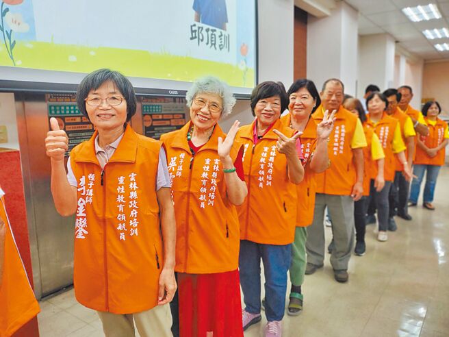 云林县府今年推出首届「生死领航员」培训课程，共有20名银髮长者顺利结业成为种子讲师。（周丽兰摄）