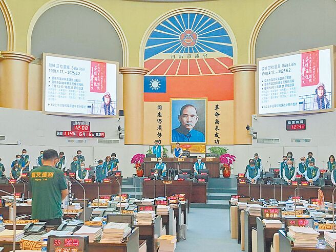 台南市海岸阿美语族语老师莎拉．里幸（Sala Lisin）6月2日前往学校授课途中，不幸因车祸过世。平地原住民市议员颖艾达利6日总质询时，市府各局处首长共同起立默哀。（洪荣志摄）