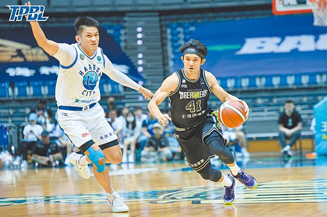 梦想家后卫蒋淯安（右）利用速度突破对方的防守。（梦想家提供）