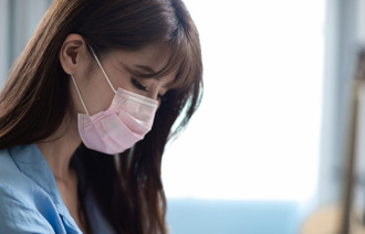 20岁妹子喉咙痛 一摘口罩整张嘴烂掉 吓坏医师