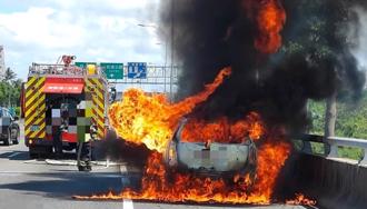 國道1號北上仁德段火燒車 火勢猛烈驚險畫面曝光