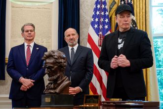 馬斯克「像橄欖球員」怒撞班森特  川普：太過份了