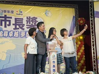 蒋万安用黄仁勋金句鼓励获奖学子 配合度超高跟学生玩自拍