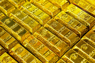 不忍災民如廁不便  7旬翁豪捐20公斤金塊建避難所