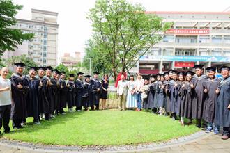 中原大學博雅碩專畢業生捐贈吉野櫻 祝母校育才蒙福