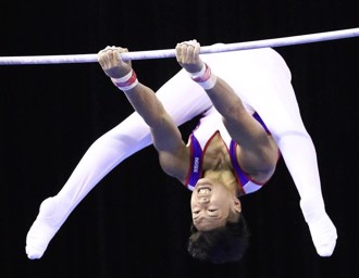 体操》唐嘉鸿单杠下法未完美落地 世界杯挑战赛获铜