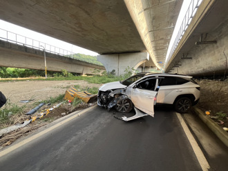 八里西濱橋下休旅車自撞　駕駛一度受困拒送醫
