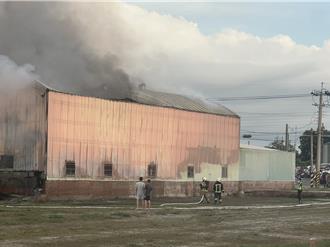嘉義農藥、肥料倉庫起火 刺鼻臭味狂飄散