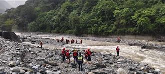 午后雷阵雨开炸花莲 7名大学生受困砂婆礑溪