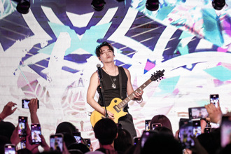 唱到一半工作人員無預警衝上台 陳德修情緒激動