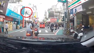 等紅燈天降大瓠瓜！ 台中騎士險遭砸「傻眼」