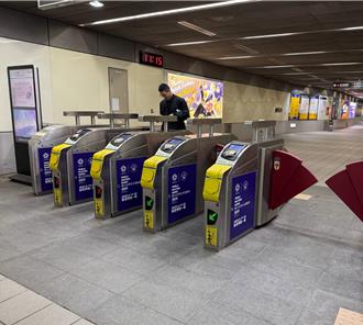 捷運「閘門貼黃紙」引民眾好奇 北捷解答了
