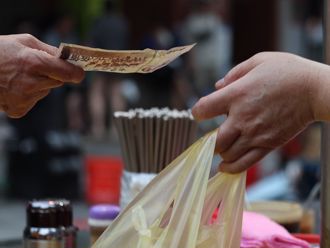 擺脫低薪！ 夫妻開店全年無休拚買房 月入20萬背後藏辛酸