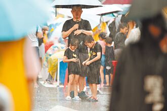 首颱蝴蝶醞釀中 12日最接近台