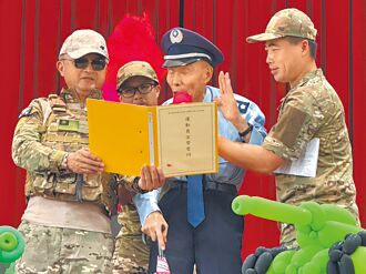 台中 銀髮運動會 百歲飛官重穿軍服