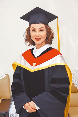 谢玲玲获文大名誉博士殊荣