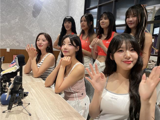 河智媛（左起）、禹洙漢、廉世彬8日替ATT原創女團「Fun Girls」站台。（謝采恩攝）