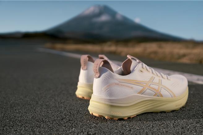 ASICS GEL-KAYANO 32，5180元。（ASICS提供／朱世凱台北傳真）