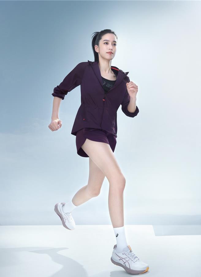 ASICS品牌形象大使陳庭妮工作之餘，也會穿上GEL-KAYANO 32運動，稱讚舒適腳感讓她訓練都想跑得更長更久。（ASICS提供／朱世凱台北傳真）