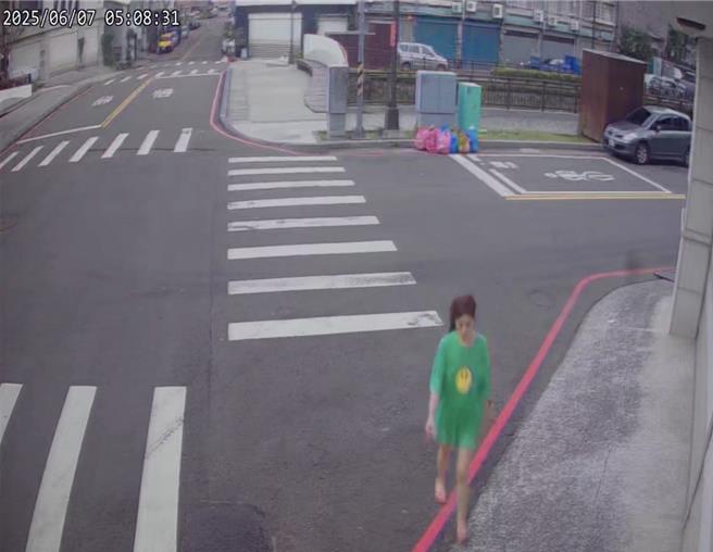 監視器錄下長髮女清晨5點多在信義南路、有恆街口堆置垃圾。（民眾提供／寶智華台中傳真）