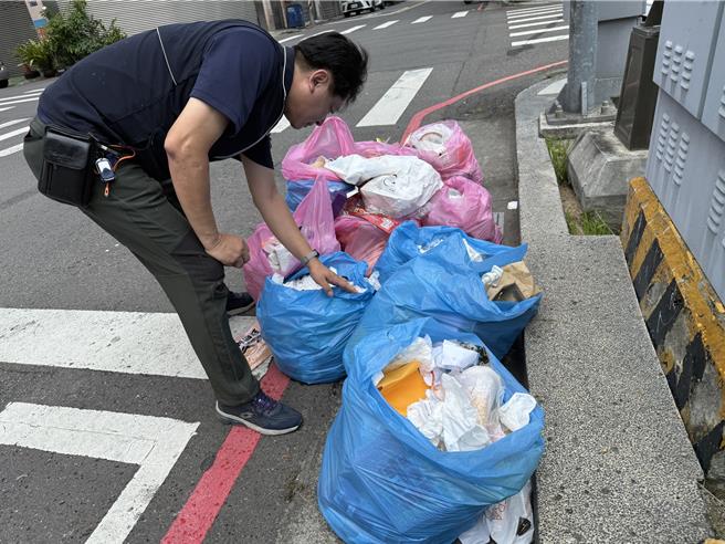 11包垃圾均未綑綁封口，長榮里長林政蒼檢視垃圾內容物。（寶智華攝）