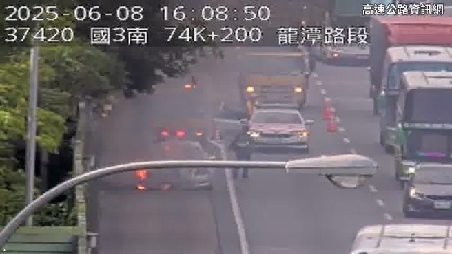國三南下73.8公里處，發生火燒車事件，所幸車上人員第一時間都逃下車了。（翻攝高速公路資訊網）