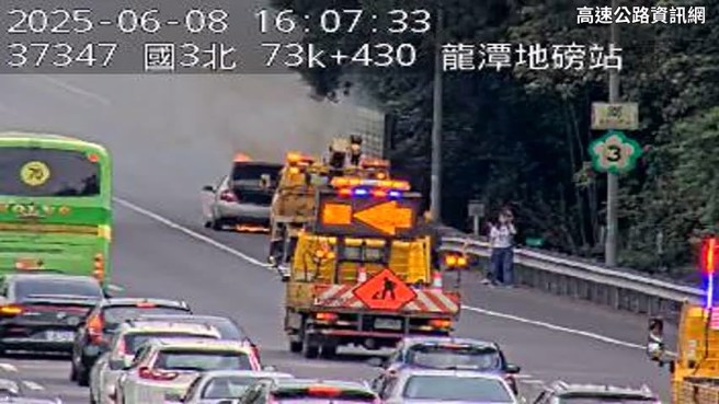 國三南下73.8公里處，發生火燒車事件，所幸車上人員第一時間都逃下車了。（翻攝高速公路資訊網）