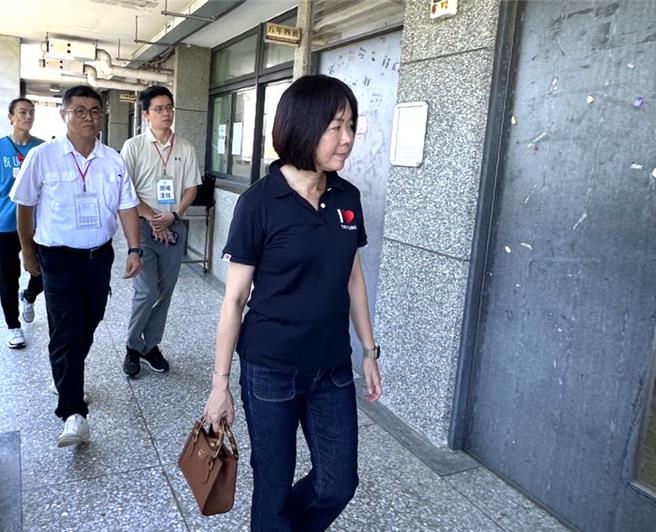 国中小暨幼儿园教师联合甄选初试今登场，台东县政府教育处长蔡美瑶前往试场巡视。（台东县政府提供／蔡旻妤台东传真）