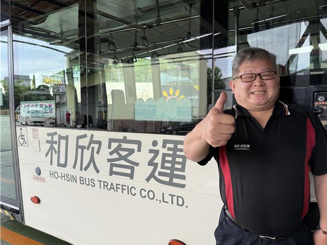 台中市161路公車駕駛黃冠瑋12年來過著下午5時睡覺，凌晨3時出門上班的規律生活，外型酷似「標哥」的他樂在工作。（台中市府提供）