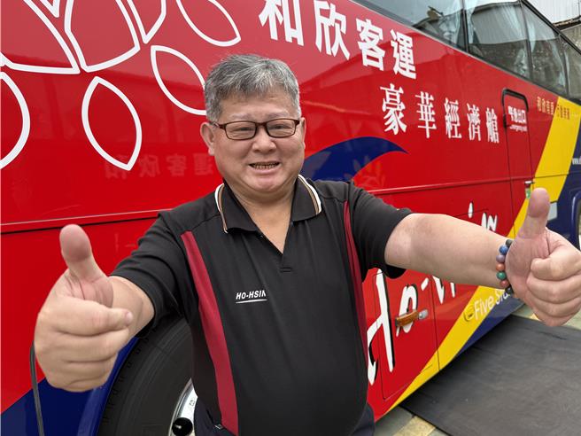 台中市161路公車駕駛黃冠瑋12年來過著下午5時睡覺，凌晨3時出門上班的規律生活，外型酷似「標哥」的他樂在工作。（台中市府提供）