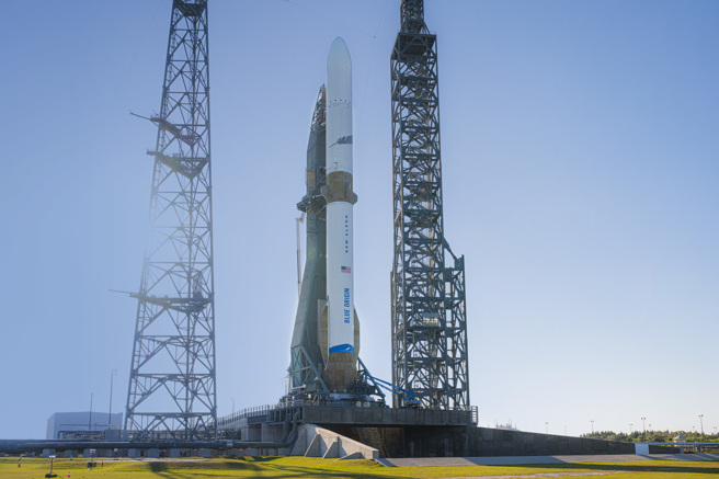 亞馬遜創辦人貝佐斯也是個太空迷，他的藍色起源公司正在積極開發新葛倫火箭，目前僅完成1次尚算成功的發射，至少要連續2次成功，美國航空委員會才會認定火箭已經具備實用化標準。(圖/Blue Origin)