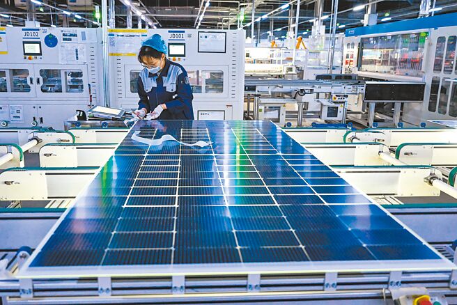 美中关税战下，「稀土磁铁」成为两国角力焦点。图为「世界稀土之都」内蒙古科技公司。（新华社）