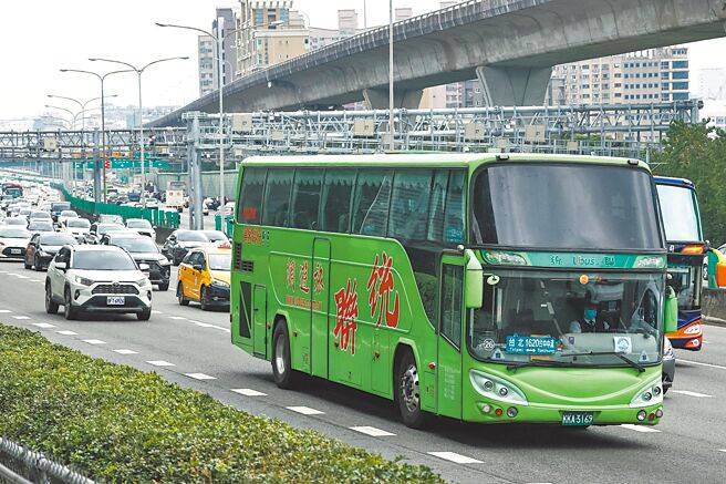 客运业面对驾驶荒、经营困境未解，近1年高达36条路线申请停驶。图为客运示意图。（本报资料照片）