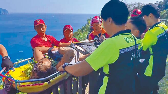 北市65歲蘇姓婦人失聯10天，7日清晨被發現倒臥在基隆忘憂谷80高地邊坡，基隆市消防局趕往以吊掛方式救出送醫。（民眾提供／張志康基隆傳真）